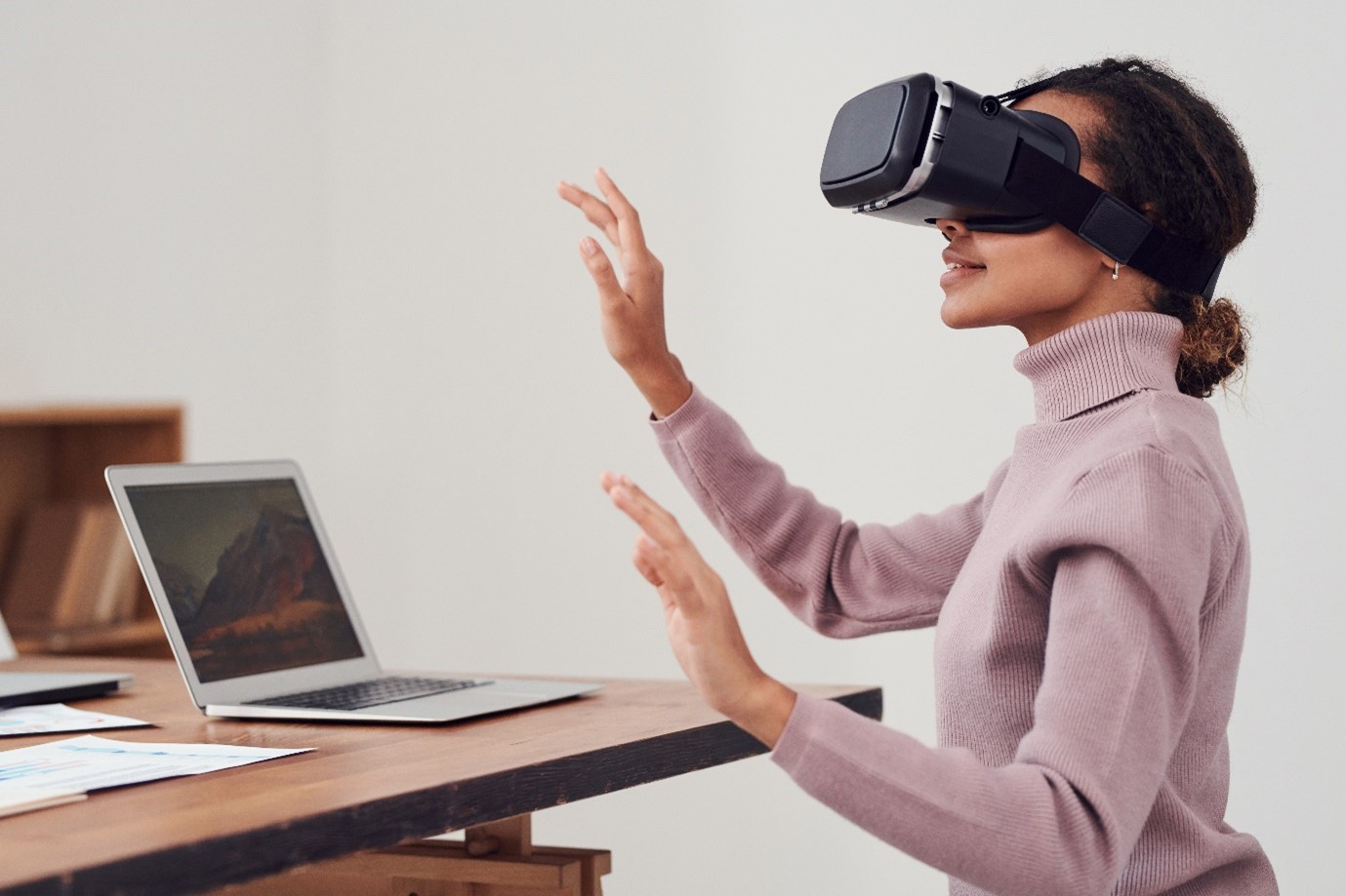 Femme avec casque réalité virtuelle