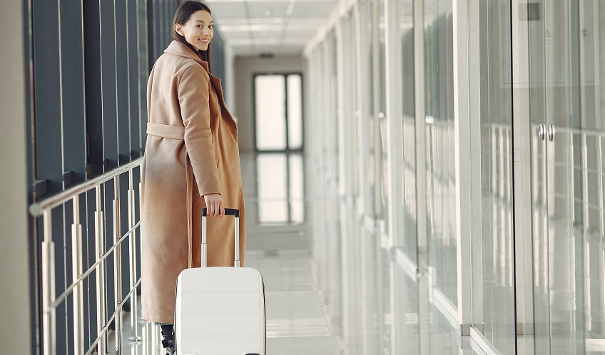 Femme avec une valise à l'aéroport