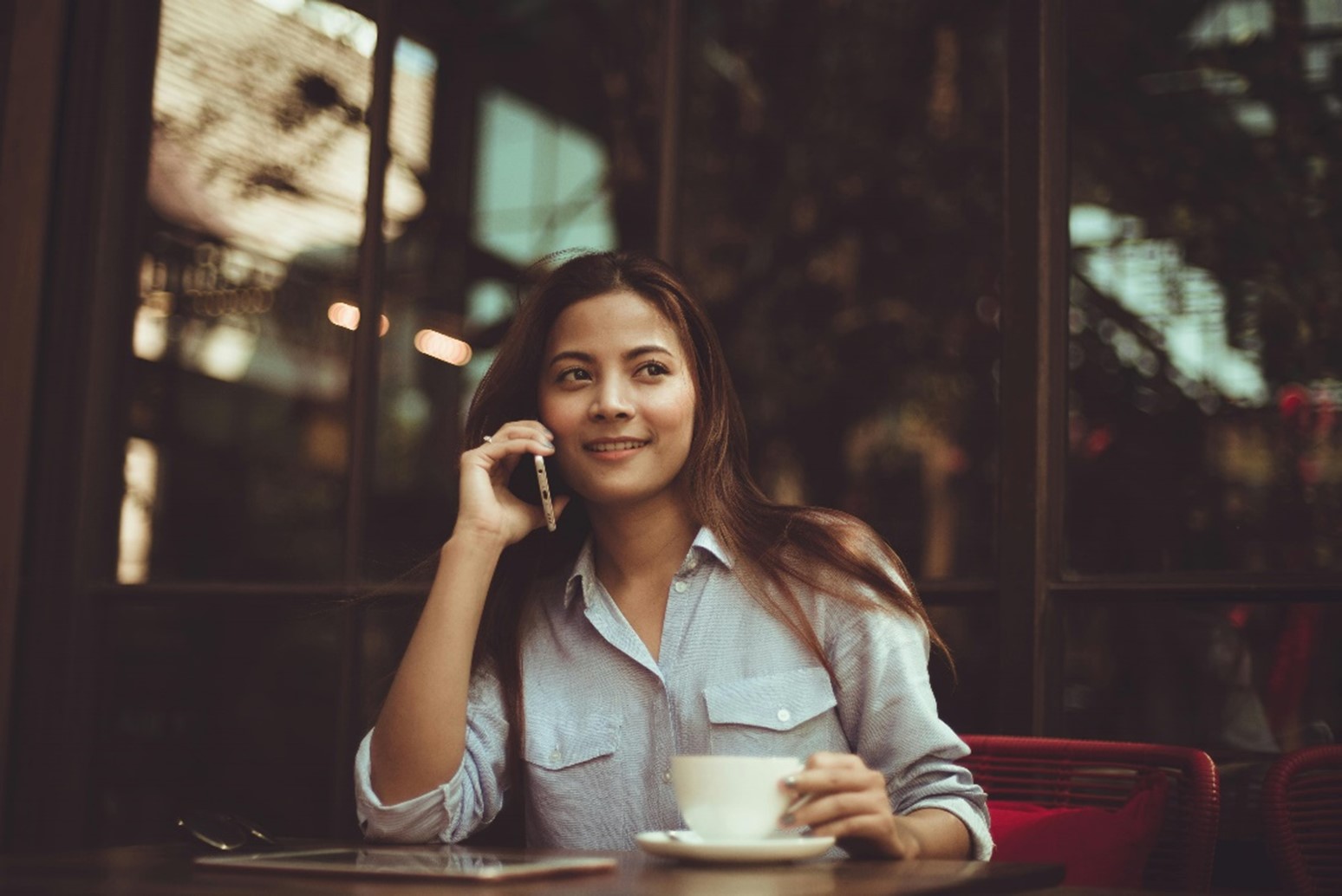 Femme dans un café au téléphone